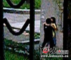 校园门事件图片,揭秘背后真相与反思